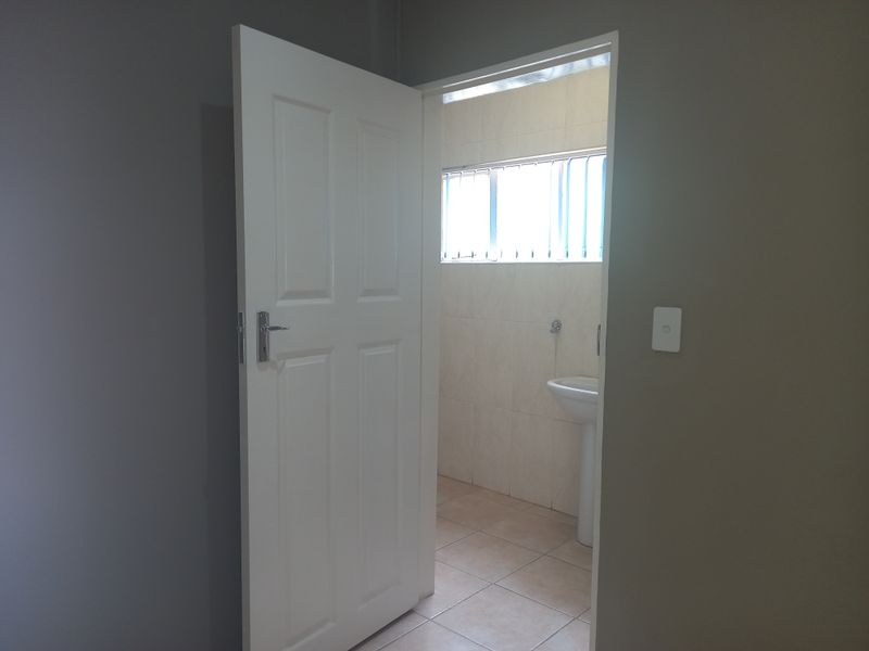 Modern First-Floor Office - Photo 8