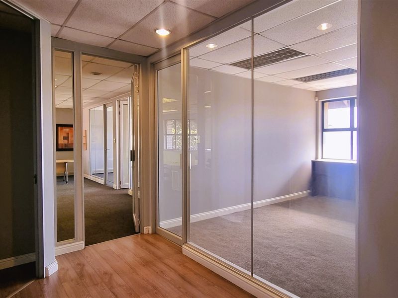 Office space to let on the 1st floor in Rivonia Boulevard - Photo 5