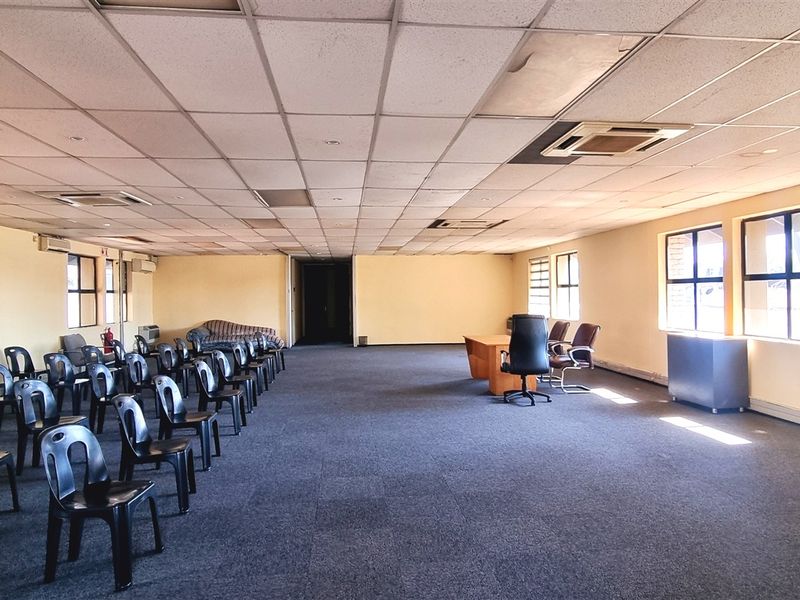 Office space to let on the 1st floor in Rivonia Boulevard - Photo 10