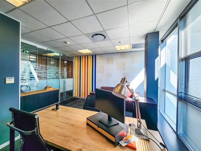 Modern 438m2 Office to Let in Design Quarter - Photo 10