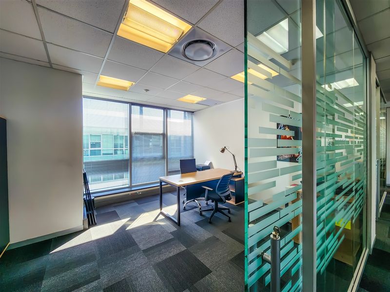 Modern 438m2 Office to Let in Design Quarter - Photo 9