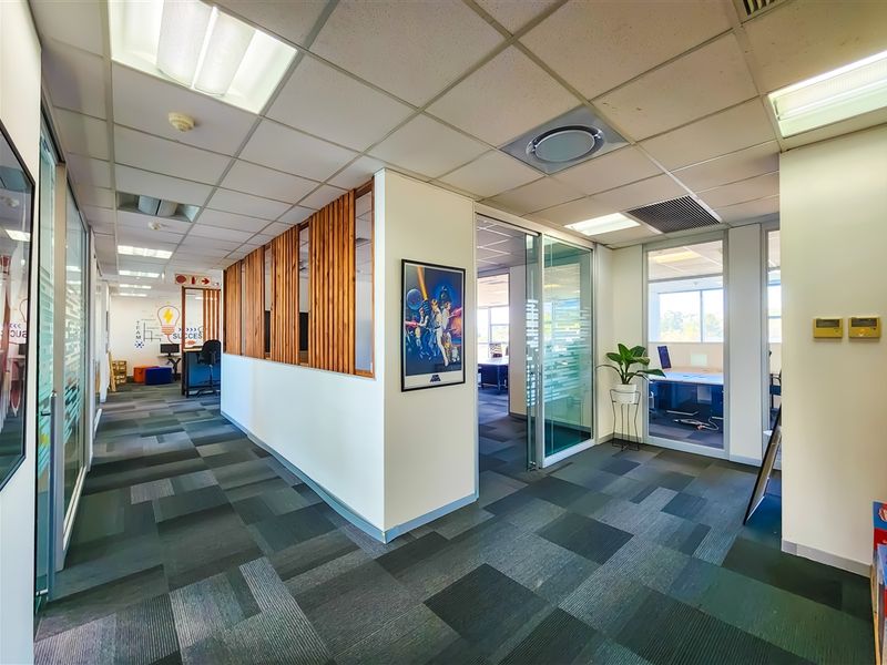 Modern 438m2 Office to Let in Design Quarter - Photo 7