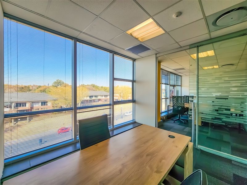 Modern 438m2 Office to Let in Design Quarter - Photo 6