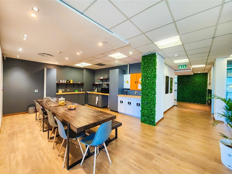 Modern 438m2 Office to Let in Design Quarter - Photo 4