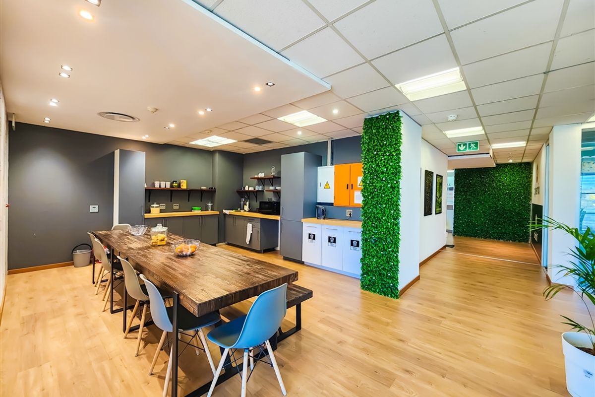 Modern 438m2 Office to Let in Design Quarter - Photo 4