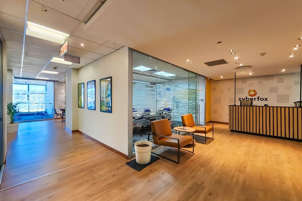 Modern 438m2 Office to Let in Design Quarter - Photo 3