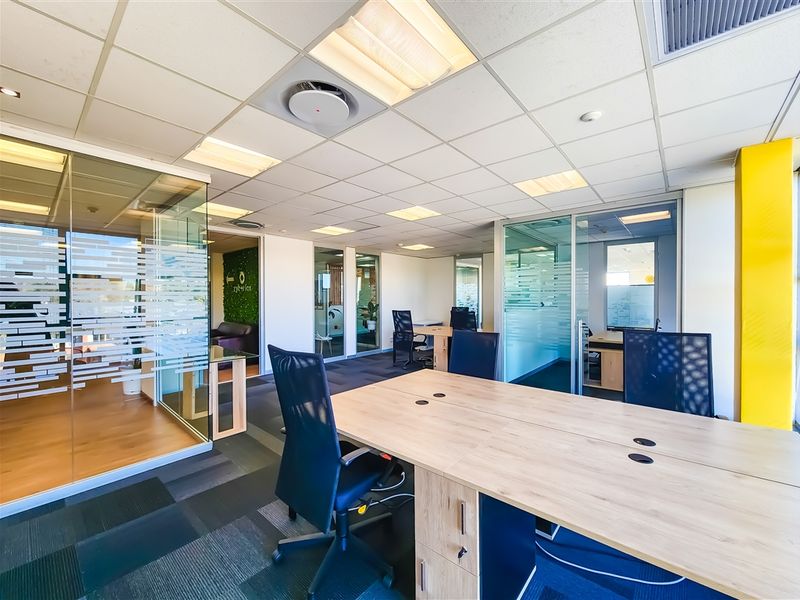 Modern 438m2 Office to Let in Design Quarter - Photo 5