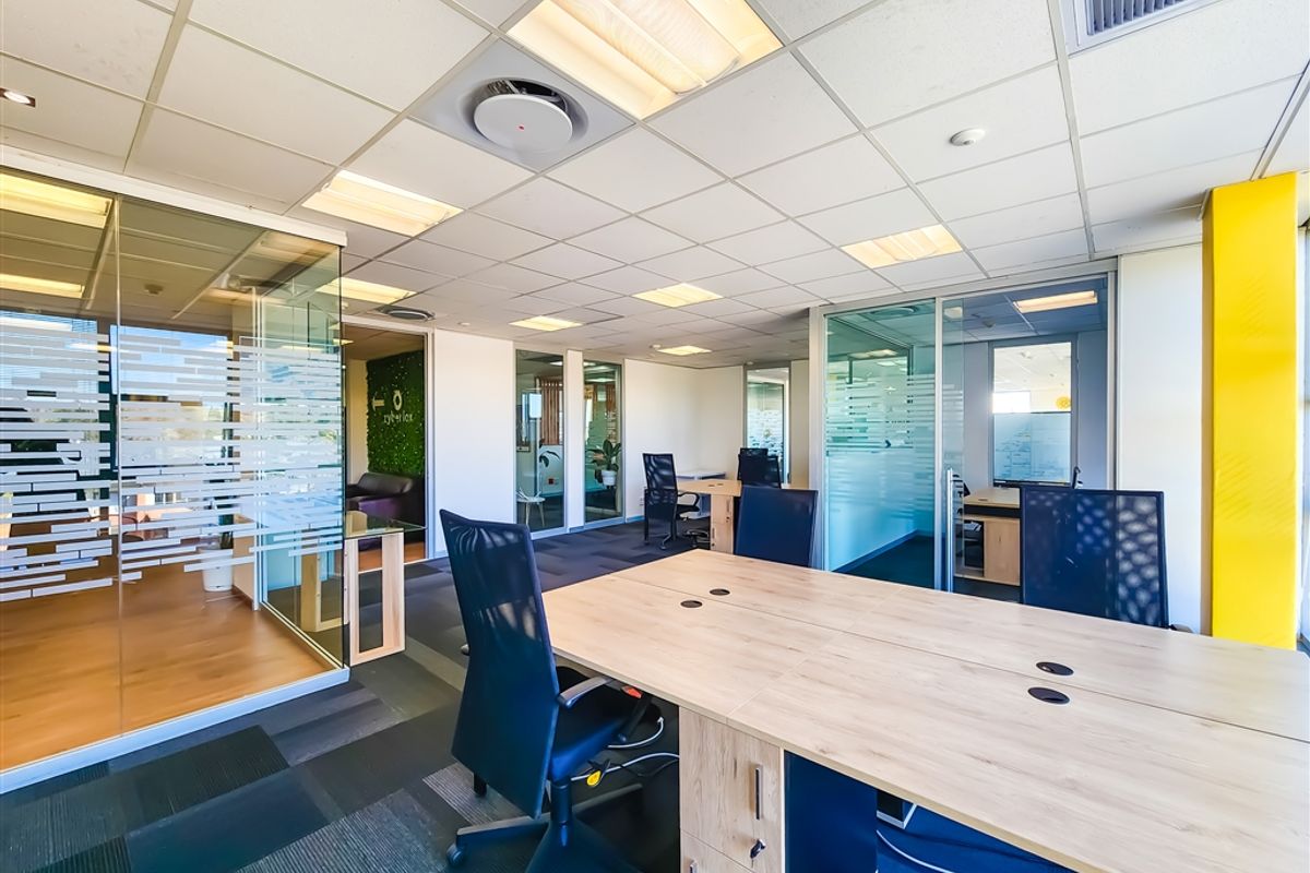 Modern 438m2 Office to Let in Design Quarter - Photo 5