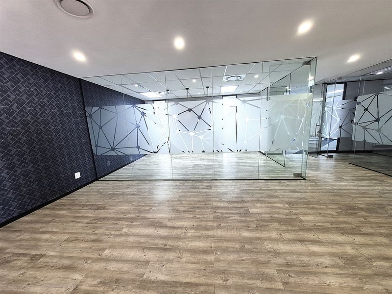 383m2 offices to let in Hyde Park - Photo 10