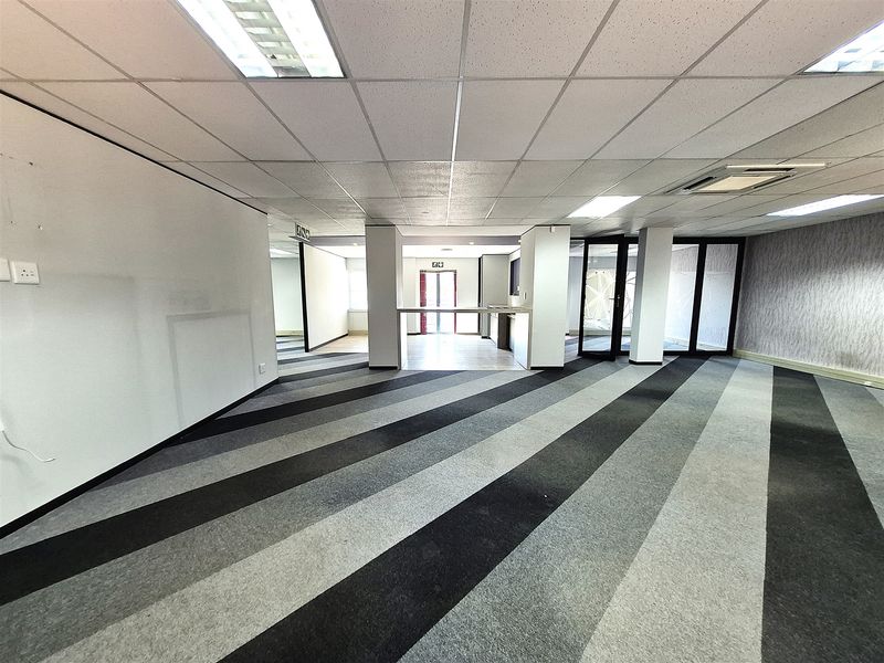 383m2 offices to let in Hyde Park - Photo 8