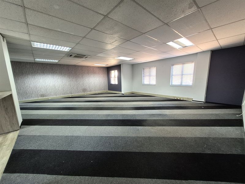 383m2 offices to let in Hyde Park - Photo 6