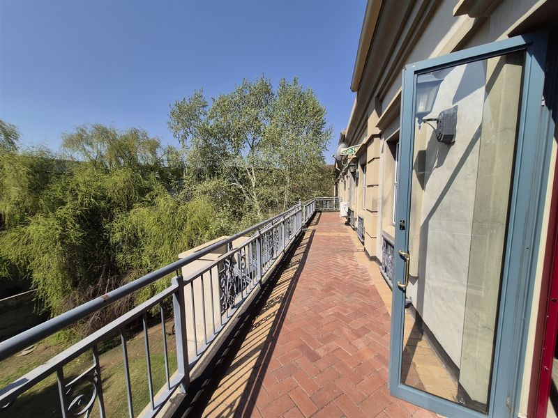 383m2 offices to let in Hyde Park - Photo 3