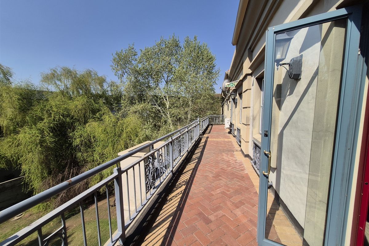 383m2 offices to let in Hyde Park - Photo 3