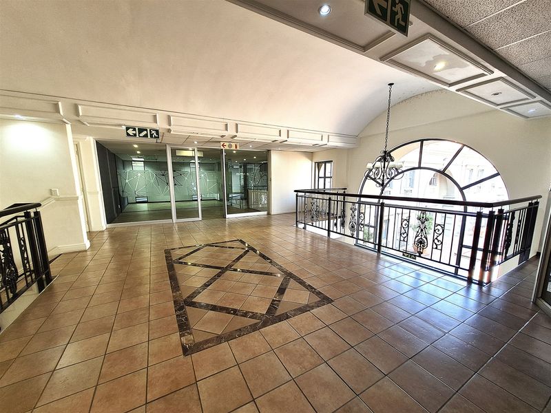 383m2 offices to let in Hyde Park - Photo 2