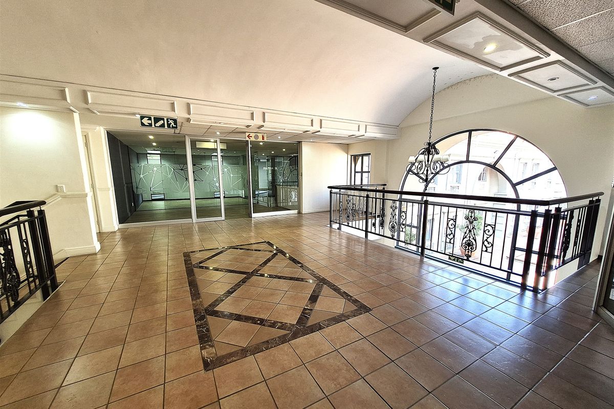 383m2 offices to let in Hyde Park - Photo 2