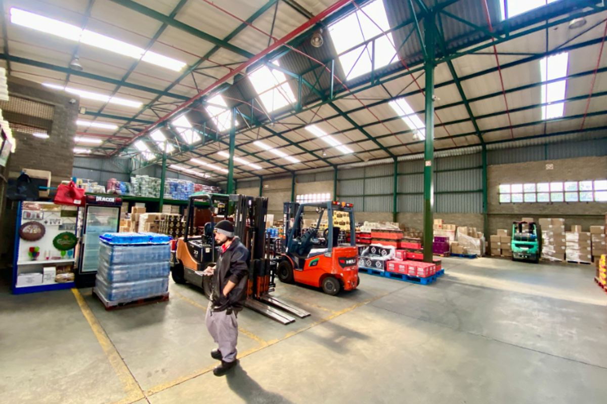 Investment 3,938 m2 Warehouse & Office Facility to Let in Randjespark, Midrand - Photo 5