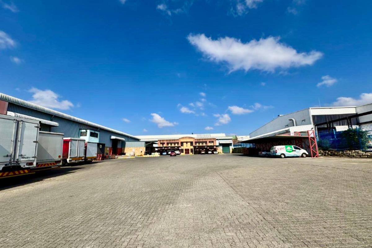 Investment 3,938 m2 Warehouse & Office Facility to Let in Randjespark, Midrand - Photo 2