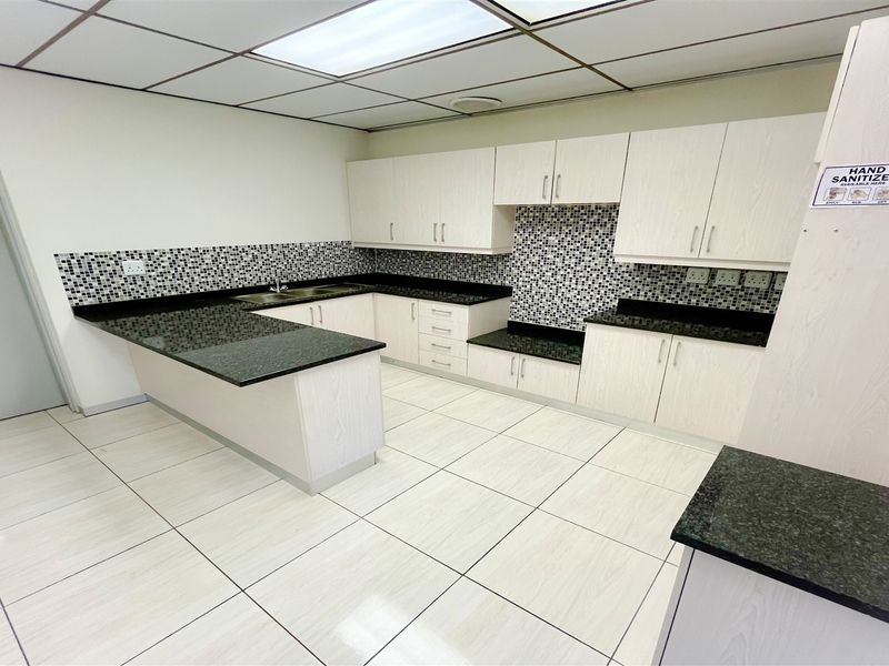 617m2 office space to let in Bedfordview - Photo 7