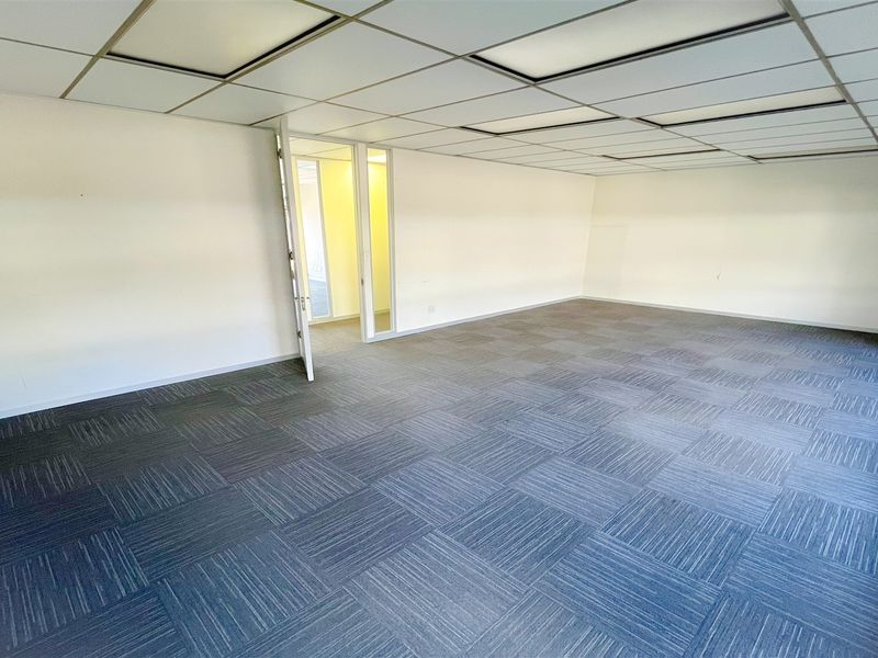 617m2 office space to let in Bedfordview - Photo 4