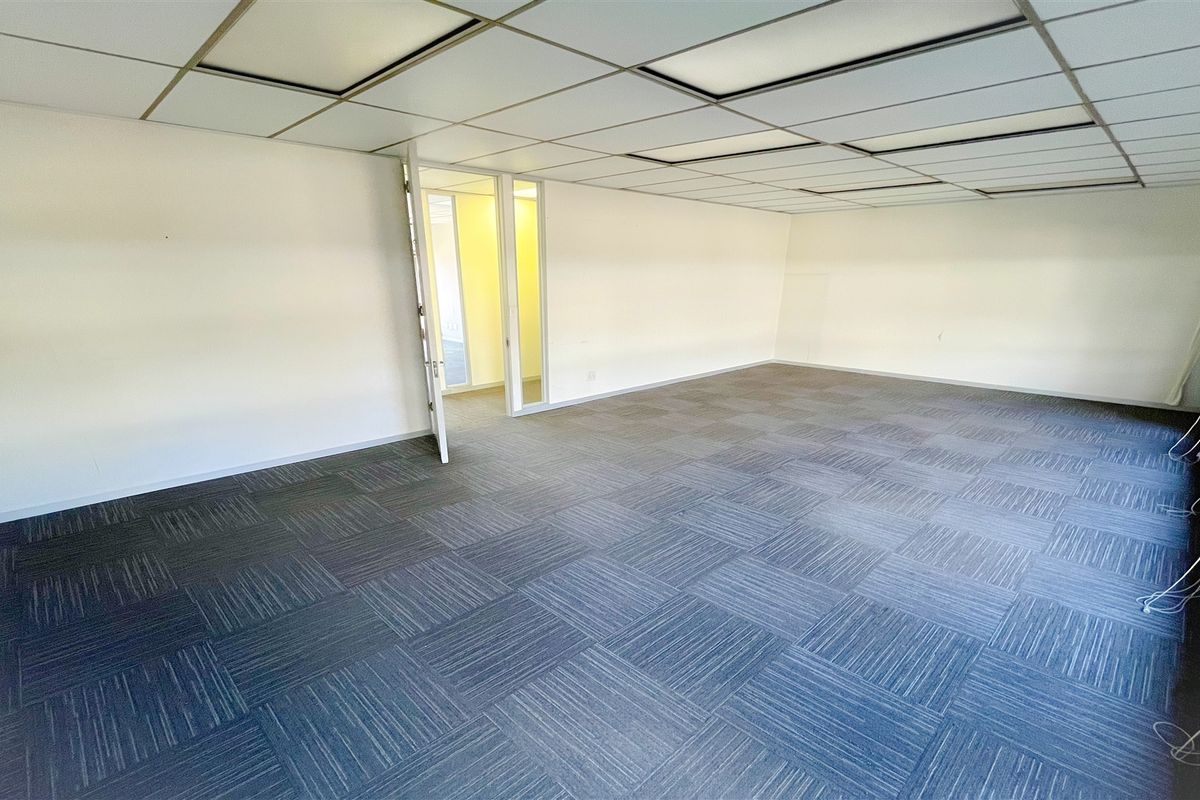 617m2 office space to let in Bedfordview - Photo 4