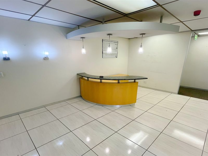 617m2 office space to let in Bedfordview - Photo 2