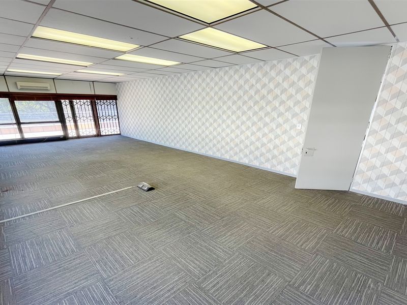 617m2 office space to let in Bedfordview - Photo 8
