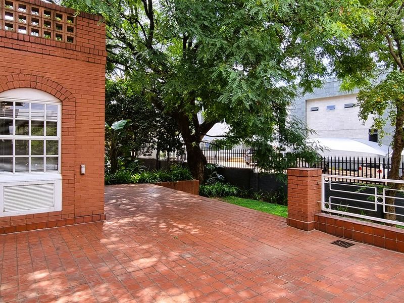 Freestanding building to let off Sloane Street Bryanston - Photo 8