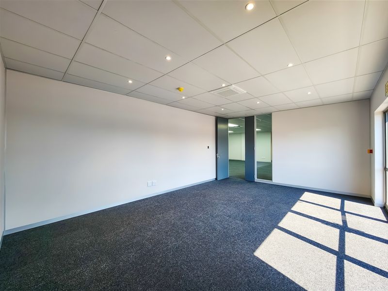 Refurbished 259m2 Office to Let in Infinity Business Park - Photo 10