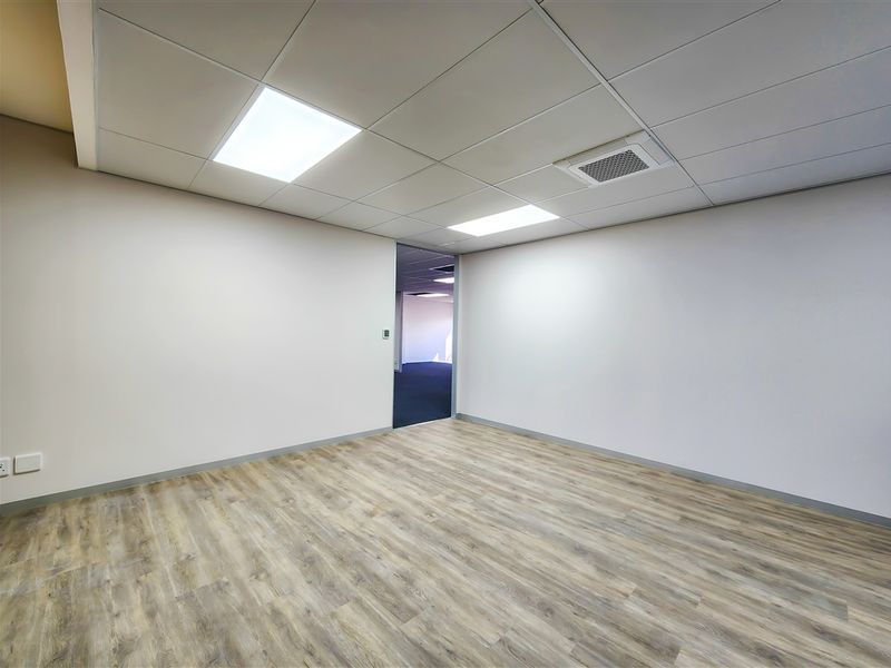 Refurbished 259m2 Office to Let in Infinity Business Park - Photo 6