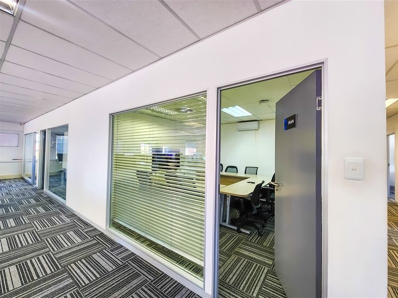 Affordable 527m2 Office to Let in Fourways Golf Park - Photo 10