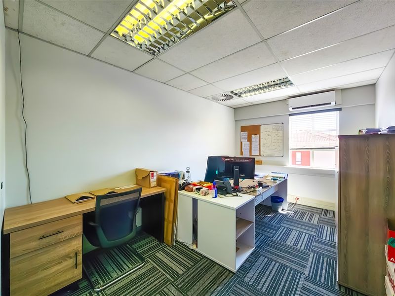 Affordable 527m2 Office to Let in Fourways Golf Park - Photo 9