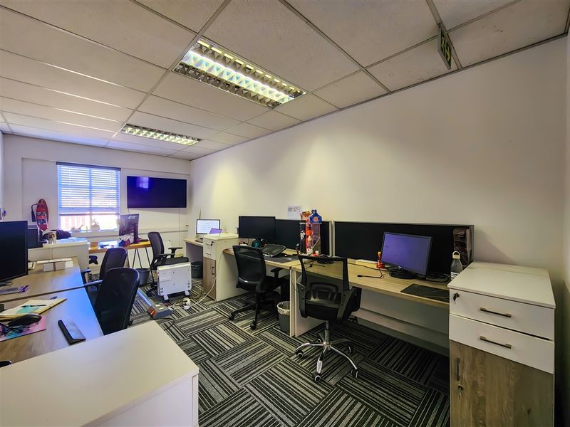 Affordable 527m2 Office to Let in Fourways Golf Park - Photo 8