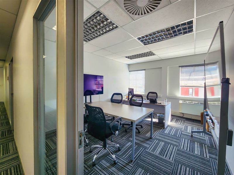 Affordable 527m2 Office to Let in Fourways Golf Park - Photo 7
