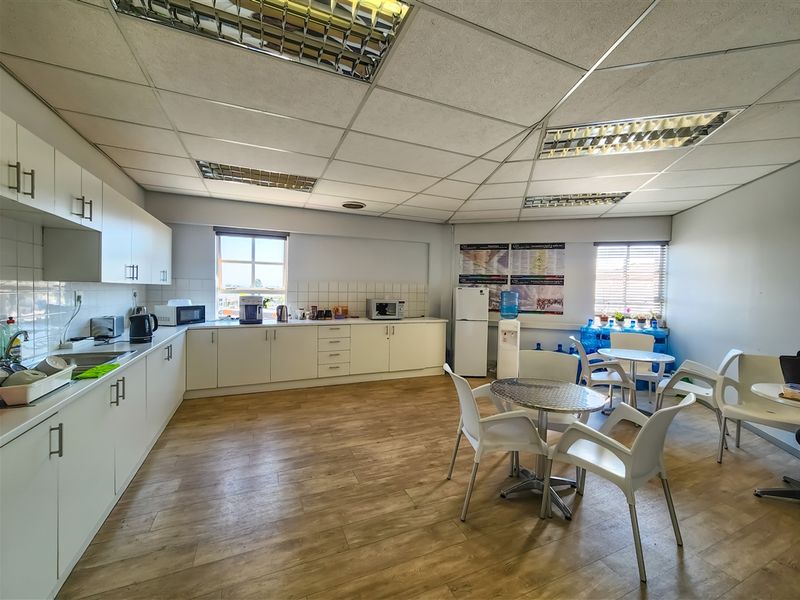 Affordable 527m2 Office to Let in Fourways Golf Park - Photo 4