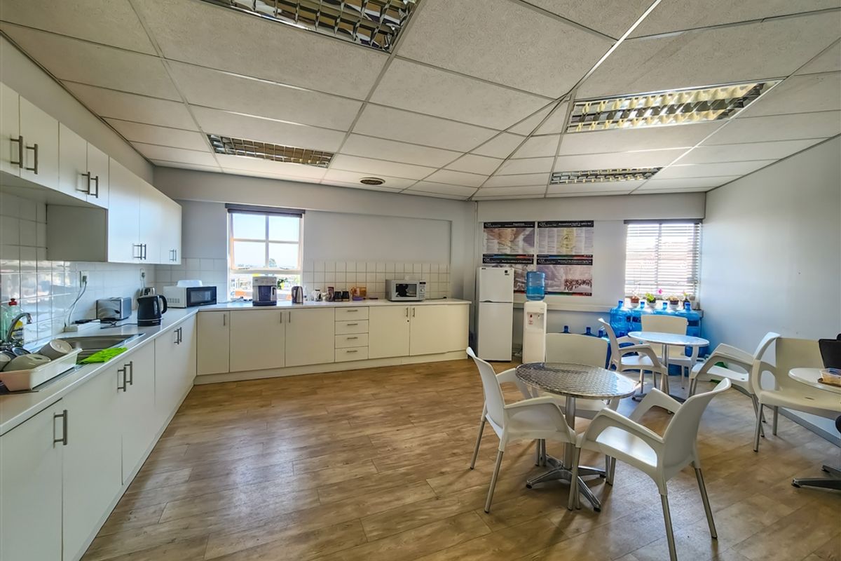 Affordable 527m2 Office to Let in Fourways Golf Park - Photo 4