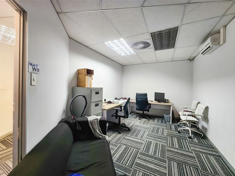 Affordable 527m2 Office to Let in Fourways Golf Park - Photo 5