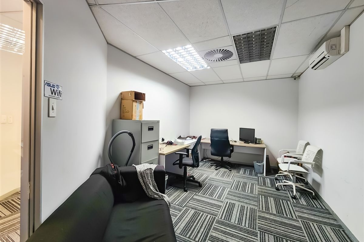 Affordable 527m2 Office to Let in Fourways Golf Park - Photo 5
