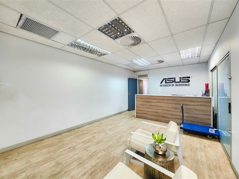 Affordable 527m2 Office to Let in Fourways Golf Park - Photo 3