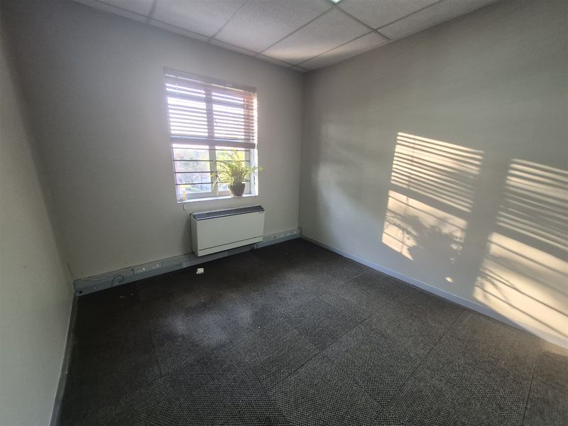 Offices to let in Craihall Park, Johannesburg - Photo 7