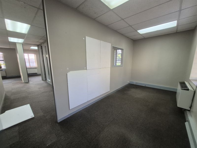 Offices to let in Craihall Park, Johannesburg - Photo 10