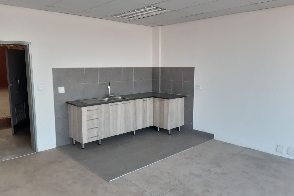 Warehouse to let in Longlake - Photo 3