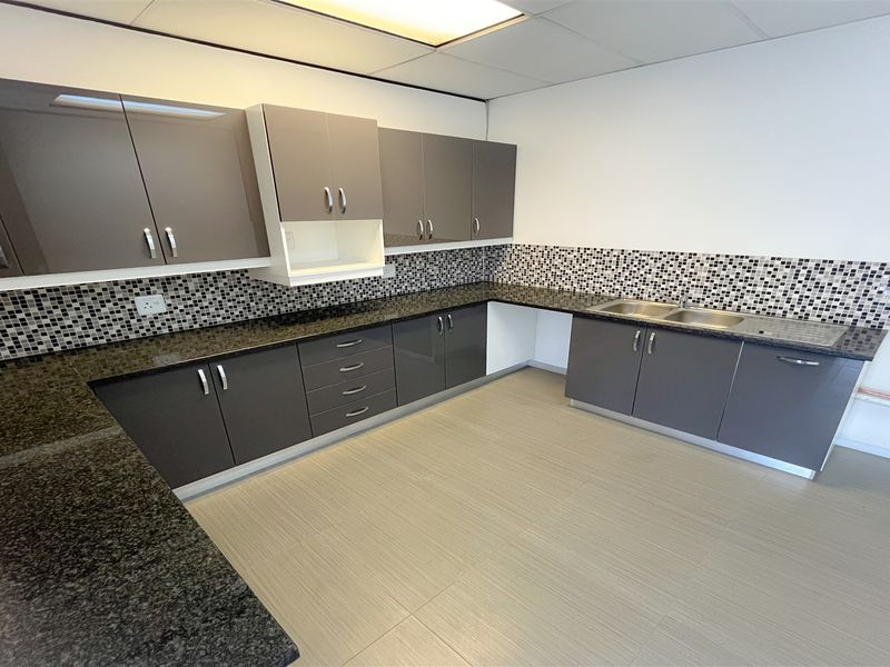 321m2 office space to let in Bedfordview - Photo 4