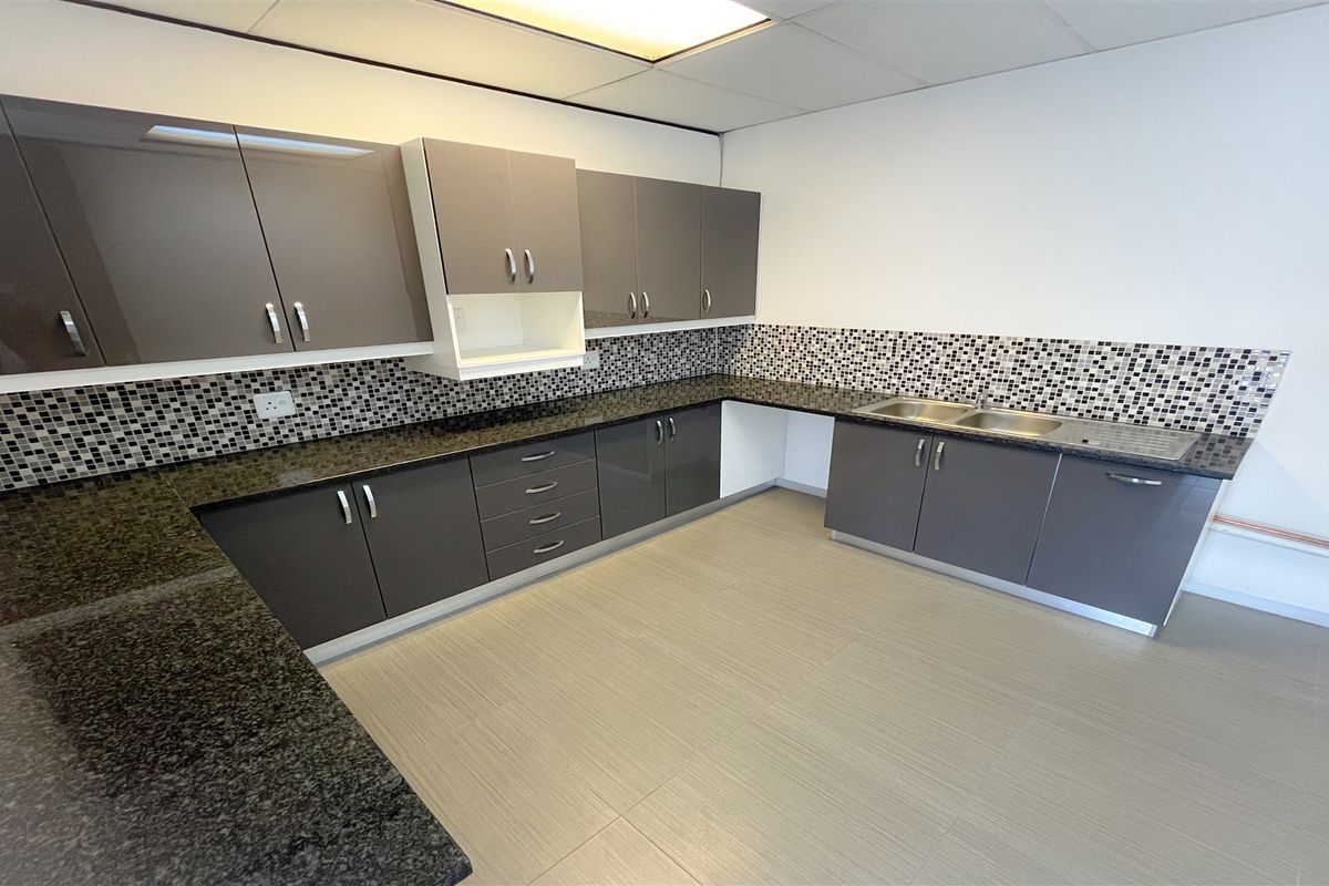 321m2 office space to let in Bedfordview - Photo 4