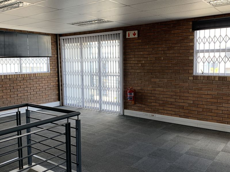 Warehouse to let in Pomona - Photo 3