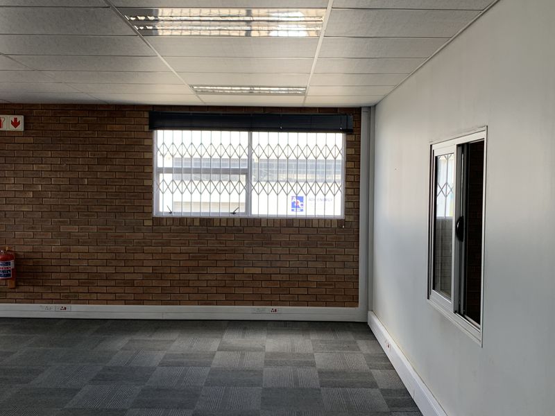 Warehouse to let in Pomona - Photo 4