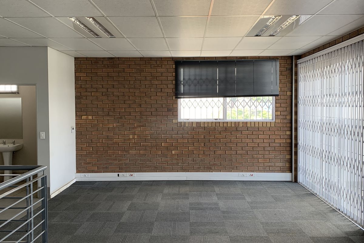 Warehouse to let in Pomona - Photo 5