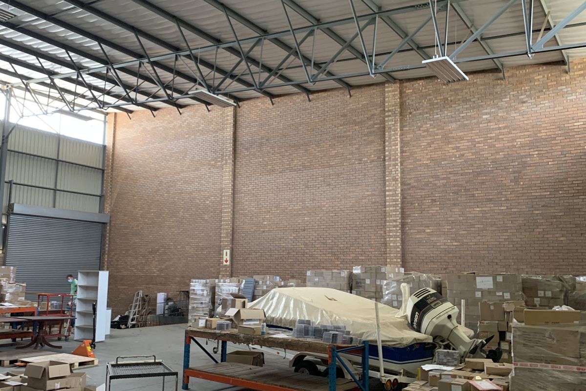 Warehouse to let in Pomona - Photo 2
