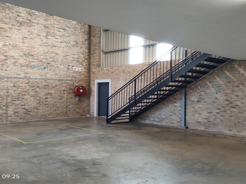 191m2  Warehouse  - TO LEASE - Photo 6