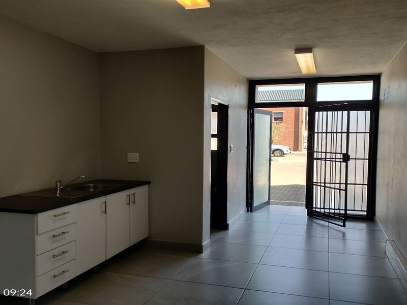 191m2  Warehouse  - TO LEASE - Photo 4