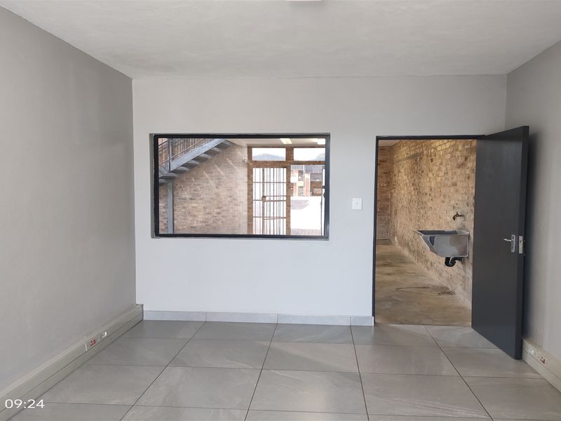 191m2  Warehouse  - TO LEASE - Photo 5